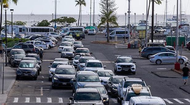Hawaiide halk kendi imkanlarıyla kıyı şeridini tahliye etti
