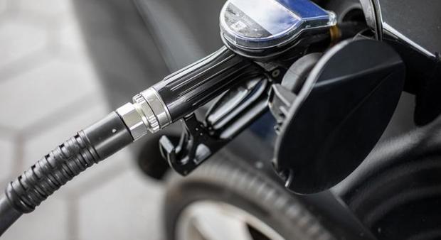 Güncel akaryakıt fiyatları 15 Nisan 2025 || Bu hafta benzine, motorine (mazota) indirim ya da zam var mı