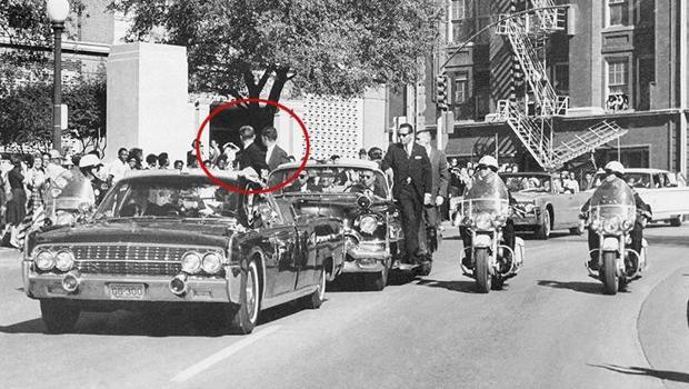 Suikast sırasında Kennedy'nin yanında olan Gizli Servis ajanı, 60 yılın ardından sessizliğini bozdu! 'Sihirli mermi' o kadar da sihirli değil miydi? 'Koltuğun arkasından alıp sedyenin üzerine ben koydum'