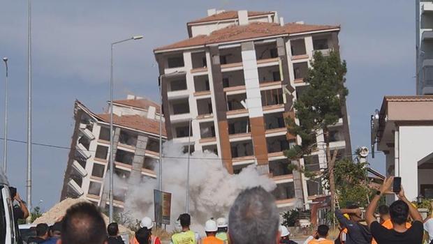 Malatya'da ağır hasarlı binaların yıkımı sürüyor: 10 katlı 2 bina, patlayıcı ile yıkıldı