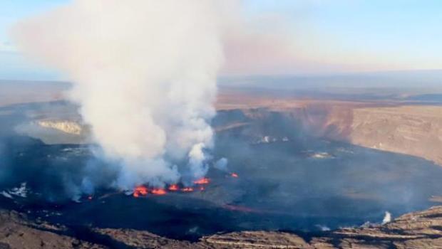 Kilauea Yanardağı 10-15 metre yüksekliğe lav püskürttü