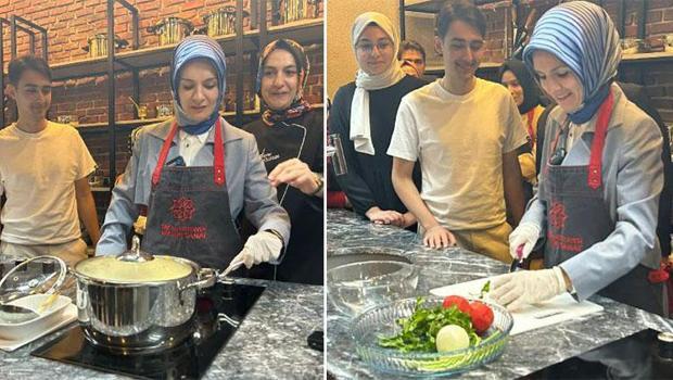 Bakan Göktaş, Ankara'da öğrenciler ile mutfağa girip yemek yaptı