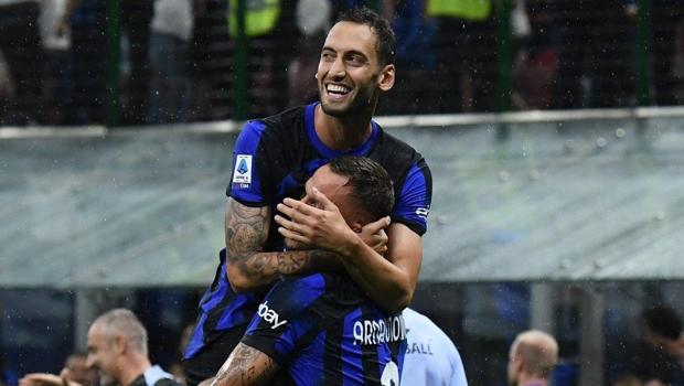 Inter, Milano derbisini 5 golle kazandı! Hakan Çalhanoğlu...