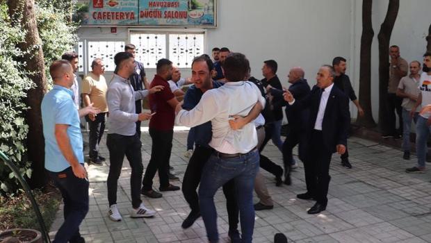 Siirt CHP kongresinde kavga çıktı! Sandalyeler hava uçuştu