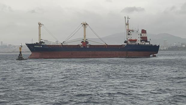 Marmara Denizi'nde Maltepe açıklarında gemi, karaya oturdu