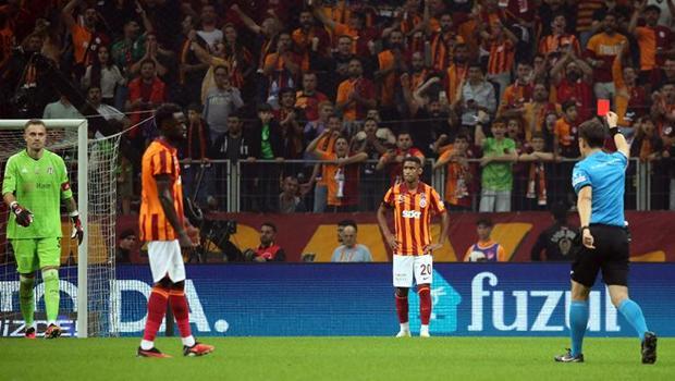 Galatasaray - Beşiktaş derbisinde Mert Günok ihraç edildi! Kariyerindeki ilk kırmızı...