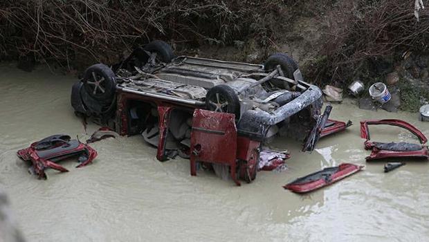 Manisa'da hafif ticari araç Gediz Nehri'ne uçtu! 3 kişi hayatını kaybetti