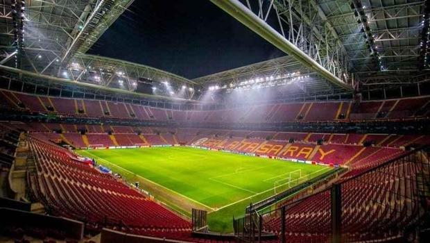UEFA yetkilileri zemini inceledi... Galatasaray Manchester United maçı oynanacak mı?