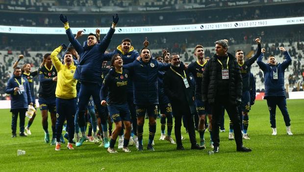 Fenerbahçeli futbolcular derbi galibiyetini deplasman tribünüyle paylaştı