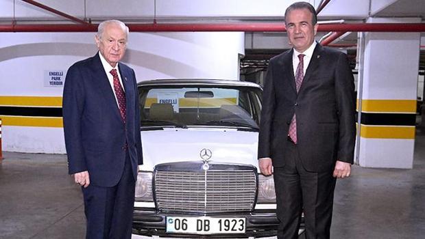 MHP lideri Bahçeli'den milletvekiline hediye klasik otomobil... Plakada dikkat çeken detay