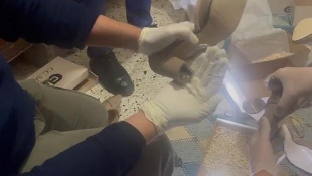 Mardin'de uyuşturucu operasyonu: Ayakkabı topuklarına gizlemişler