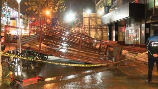 İstanbul'da yağış ve fırtına hayatı olumsuz etkiledi! Ağaç otomobilin üzerine devrildi, inşaat paneli devrildi