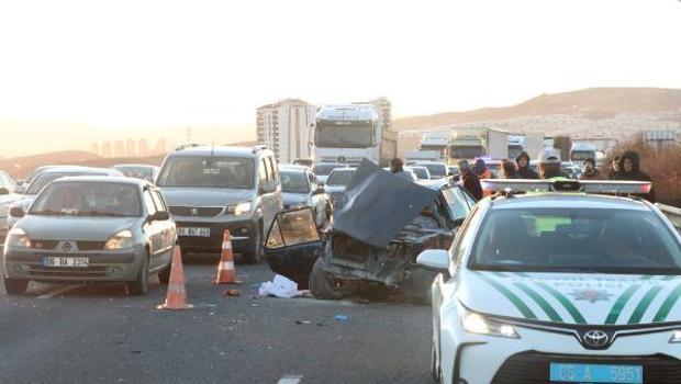 Ankara'da feci kaza! Otomobil kamyona çarptı, ölü ve yaralılar var