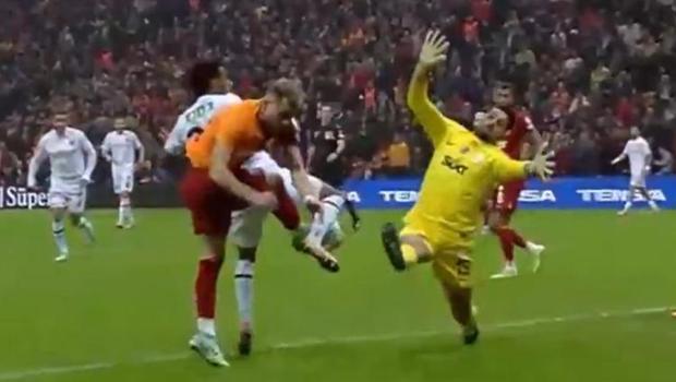 Galatasaray - Fatih Karagümrük maçında penaltı itirazı