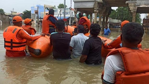 Sel felaketi Hindistan'ı vurdu