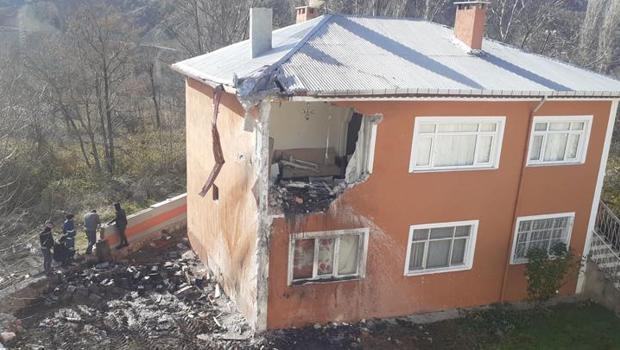 Sivas'ta kamyon 10 metre yükseklikten uçarak, 2 katlı eve çarptı