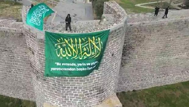 Diyarbakır'da AVM ve tarihi surlara Kelime-i Tevhid bayrağı asıldı