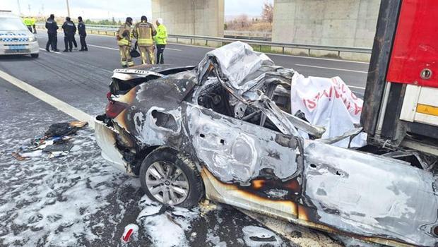 Ankara'da feci kaza: TIR'a çarpıp yanan otomobilin sürücüsü hayatını kaybetti