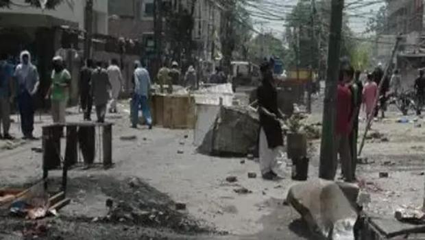 Pakistan’da polis aracına bombalı saldırı: 6 ölü