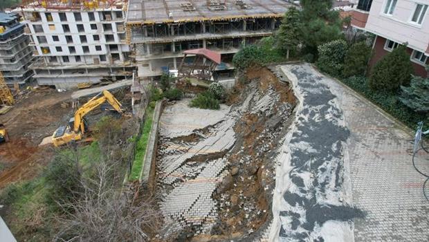 Üsküdar'da istinat duvarı çöktü: 4 katlı 20 daireli apartman boşaltıldı