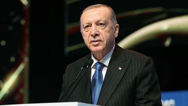Cumhurbaşkanı Erdoğan, kendisini bekleyen vatandaşla sohbet etti
