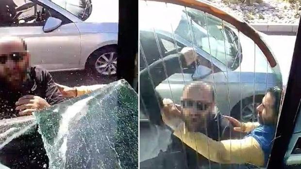 Antalya'da trafikte dehşet saçtı: Yol vermeyen otobüse saldırıp yumrukla camını patlattı
