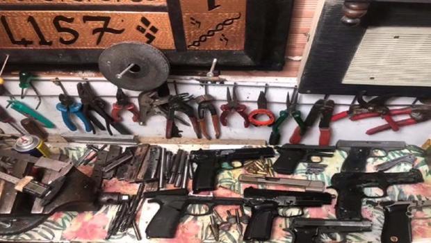 İzmir'de bir eve yapılan operasyonda çok sayıda tabanca ele geçirildi