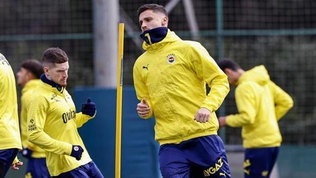 Fenerbahçe'nin yeni transferi Rade Krunic, takımla ilk antrenmanına çıktı