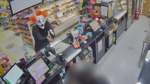 Avustralya palyaço maskeli hırsızın peşine düştü