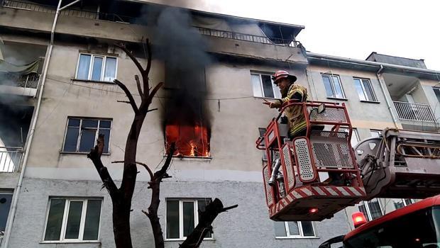 Bursa'da 4 katlı binada yangın!14 kişi dumandan etkilendi