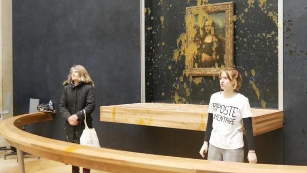 Dünyaca ünlü Mona Lisa tablosuna çorba fırlattılar