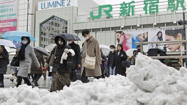 Japonya'yı kar vurdu! 160 yaralı, 132 uçuş iptal