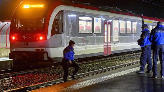 İsviçre'de baltalı saldırgan alarmı! Trende 15 kişiyi rehin aldı