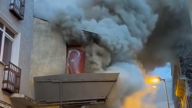 Ortaköy’de korkutan yangın: 2 katlı ahşap metruk bina alev alev yandı