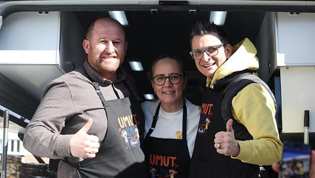 VakıfBank Spor Kulübü’nden KAÇUV’a destek! Banu Can Schürmann, Giovanni Guidetti ve Cansu Özbay kanser tedavisi gören çocuklara destek için ‘Umut Kafe’de satış yaptı
