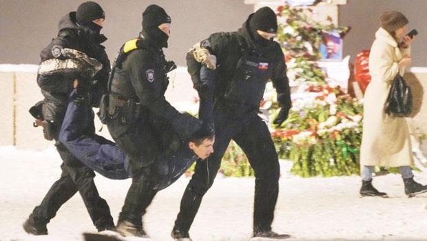 Dünya Rus muhalifin şüpheli ölümünü konuşuyor! Çiçek bırakanı gözaltına aldılar