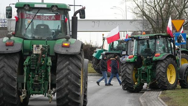 Bir çiftçi protestosu da Polonya'da! Ukrayna sınırını kapatıp, mısırı demir yoluna döktüler...
