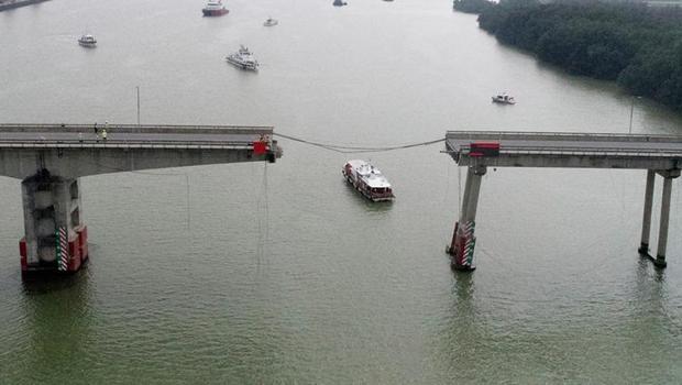 Görüntüler Çin'den! Konteyner gemisi köprüye çarptı, araçlar suya düştü