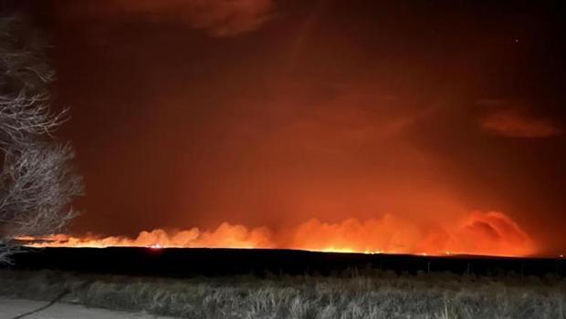 Texas orman yangınları ile boğuşuyor! İtfaiyeciler alevlerin arasında kaldı