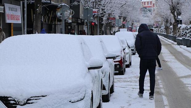 Mart kapıdan baktırdı: Kar yağışıyla 152 yerleşim yeri ulaşıma kapandı