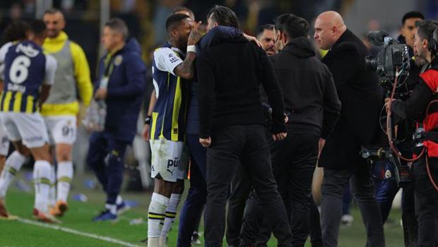 Kadıköy'de gergin mücadele! Fenerbahçe-Pendikspor maçında tünel karıştı, Mert Hakan Yandaş ve İbrahim Üzülmez...