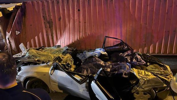 Son dakika! Bakırköy’de feci kaza! Üst geçide çarpan TIR otomobilin üzerine devrildi, 4 kişi hayatını kaybetti