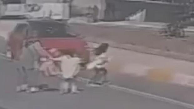 İstanbul'daki korkunç kaza kamerada! Otomobilin çarptığı kız çocuğu metrelerce savruldu