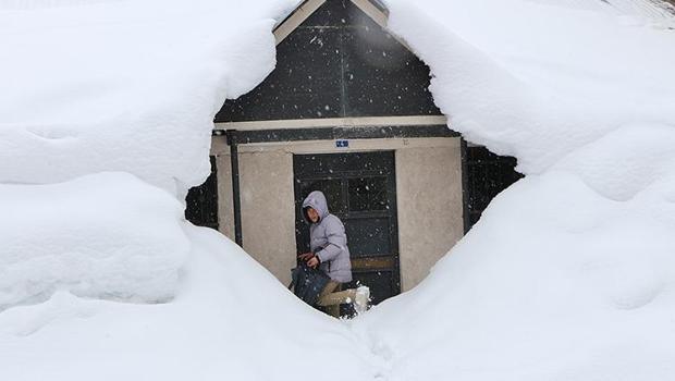 Bingöl'de Mart ayının sonunda yoğun kar: Evler kara gömüldü