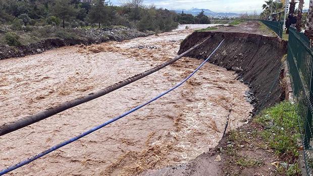 Osmaniye’de şiddetli yağış: Toprak yol çöktü, beton bent yıkıldı
