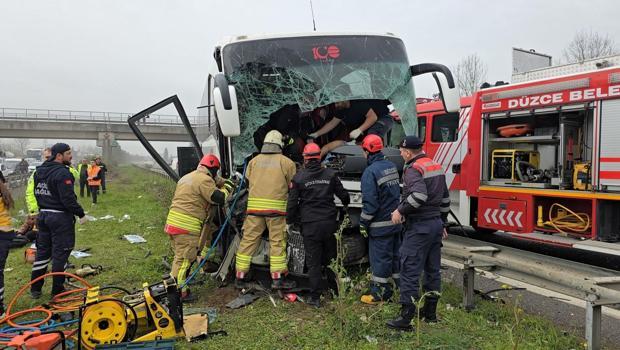 Düzce'de yolcu otobüsü kaza yaptı 17 kişi yaralandı