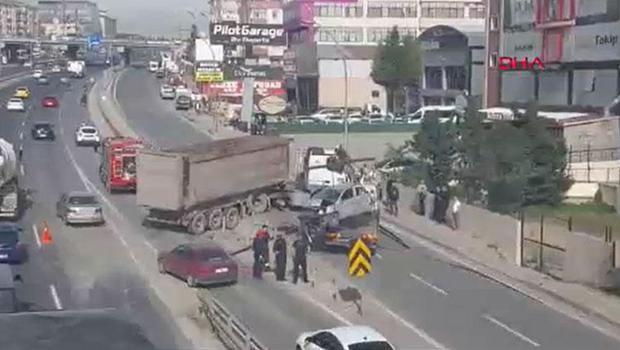 Kocaeli'de TIR park halindeki otomobile çarptı: Kapanan yolda kilometrelerce kuyruk oluştu