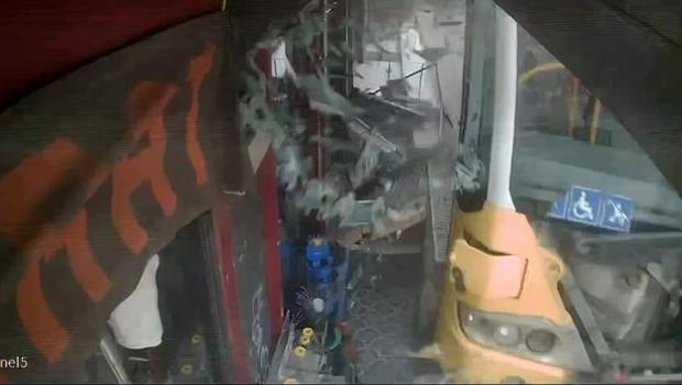 Beyoğlu'nda İETT otobüsü kaldırımdakilere çarptı: 2 yaralı... O anlar kamerada
