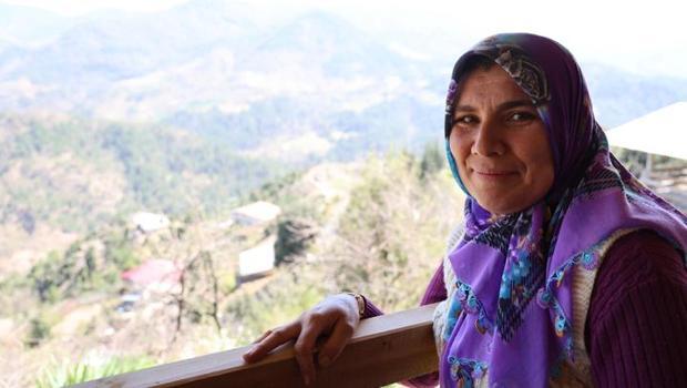 Adana'da tek vaadi 'dürüstlük' olan kadın muhtar adayı seçimi kazandı
