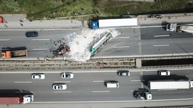 TEM'de zincirleme kaza; İstanbul yönü trafiğe kapandı
